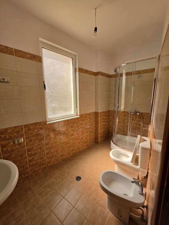 🏡 Apartament 2+1 me qera  📍 Misto Mame, Rruga Besim Alla, pallatet Çabej   🏢 Kati 2 🛗 Me ashensor  📐 Sipërfaqja: 76m²  💰 Çmimi: 35.000 Lekë/Muaj (i diskutueshëm)