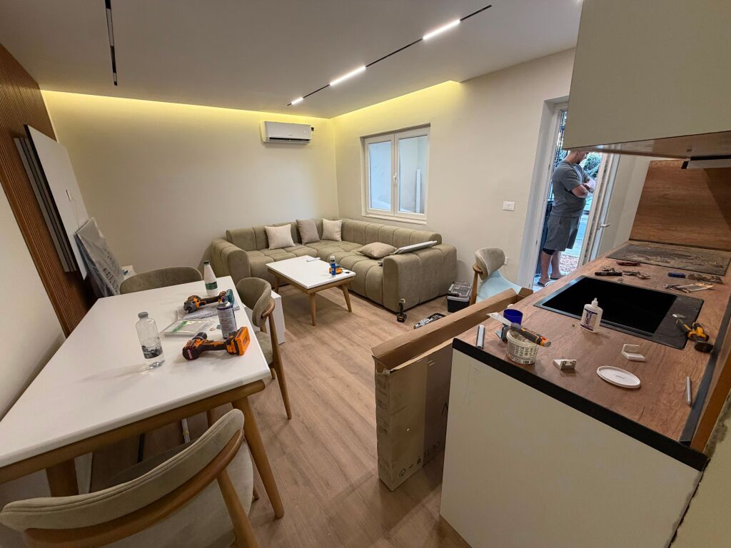 🏡 Shitet apartament 1+1, me verandë dhe parkim të sigurt përpara