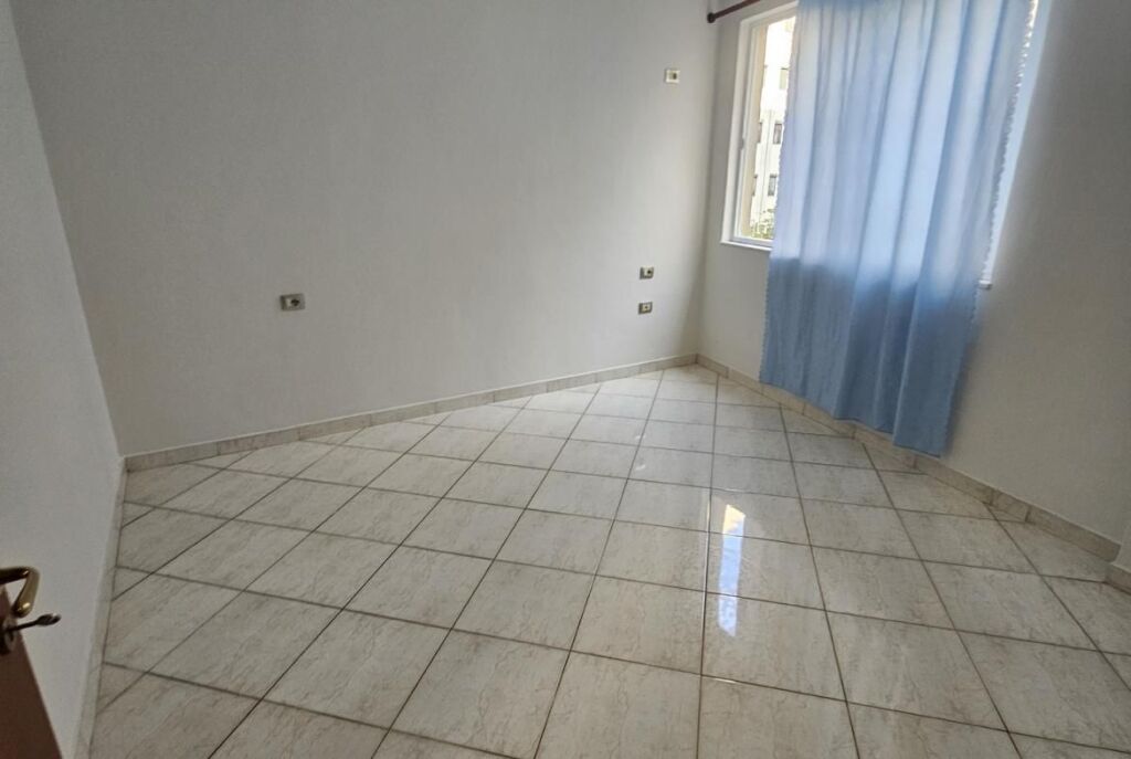 A Yzberisht, vicino ai Palazzi Çabej, si affitta appartamento 2+1!