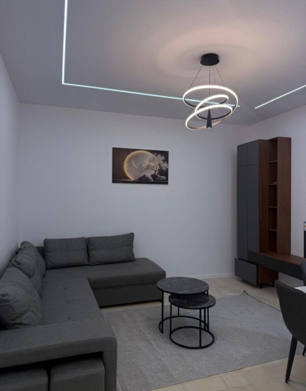 Kodra e Diellit pranë njësisë administrative, jepet me qira apartament 1+1 55.000 Lek