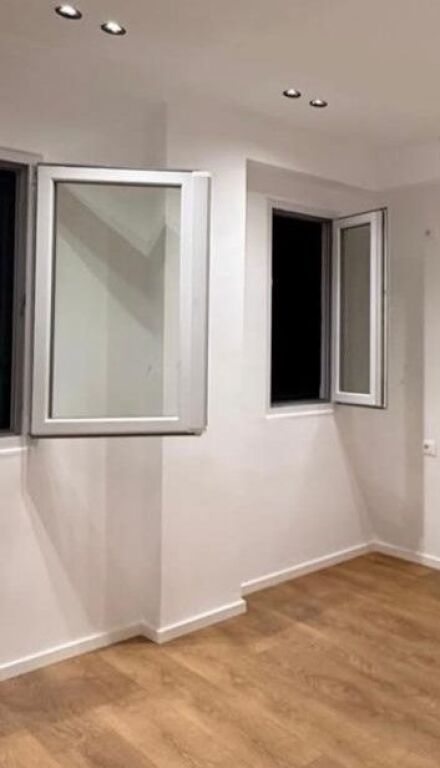 Appartamento 1+1 in affitto situato in Via Muhamet Gjollesha, vicino al Bar Oslo, 21 Dhjetori, Via Kavaja, Ex Parco degli Autobus.