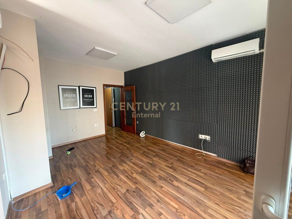 AMBIENT PREMIUM PËR ZYRË 2 PARKIME​ TE 21 DHJETORI