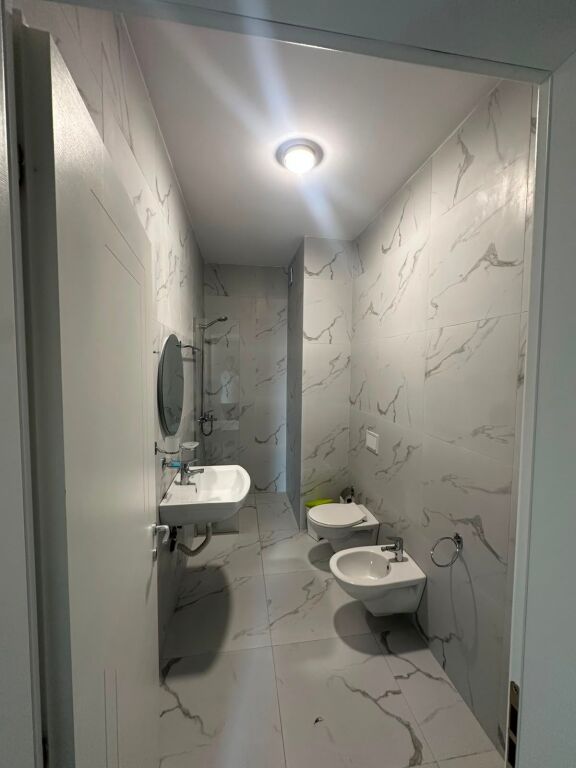 SUPER APARTAMENT 3+1+2 ME QIRA – RRUGA E KAVAJËS