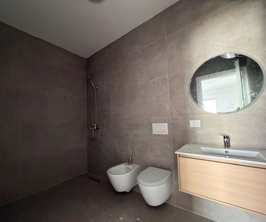 Jepet me Qira Ambient për Zyra – Pazari i Ri 1,200 € /Muaj