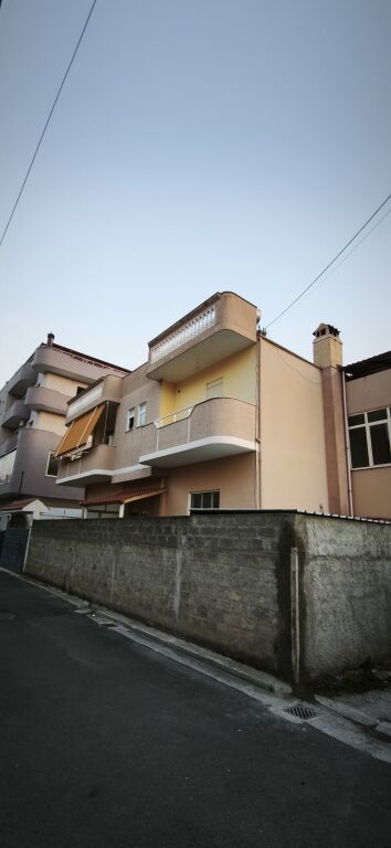 🏡 SHITET SHTËPI 2-KATËSHE – ELBASAN  📍 Lagjja Skënderbej, Fushëmbret – Rruga “Iliaz Kosova”