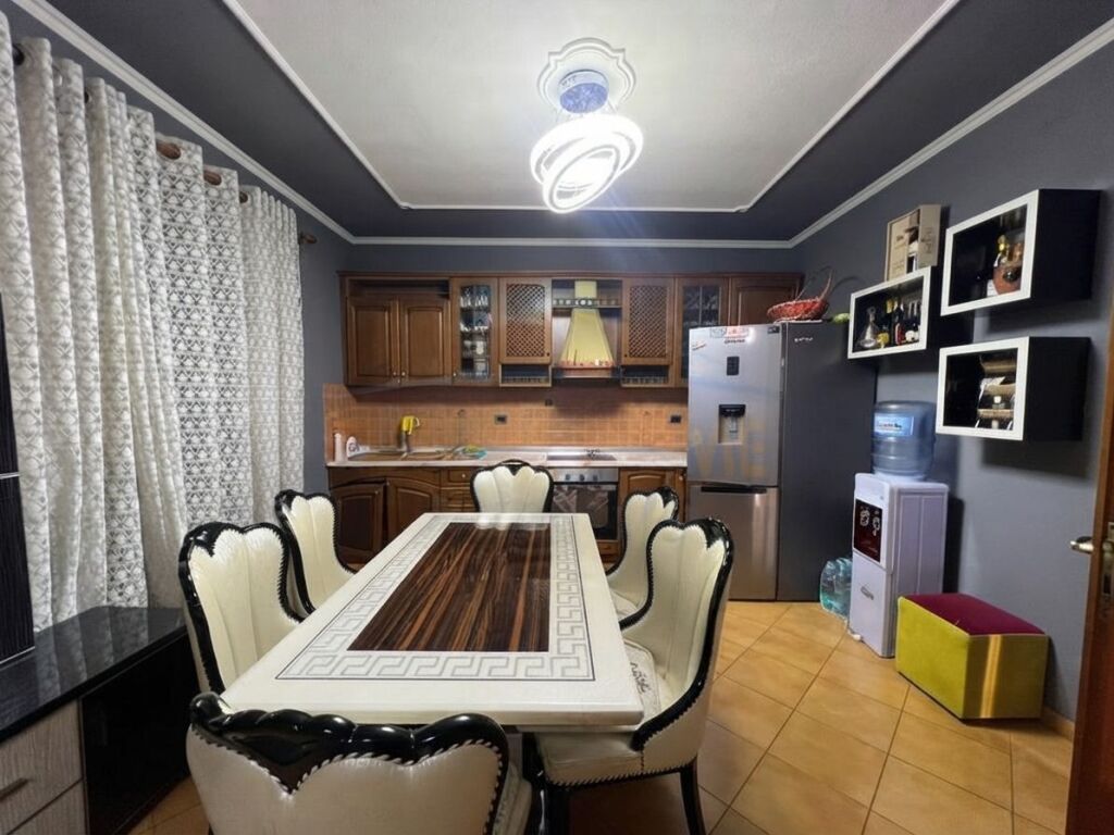 In vendita, Villa su 3 piani, Via Siri Kodra, Tirana.