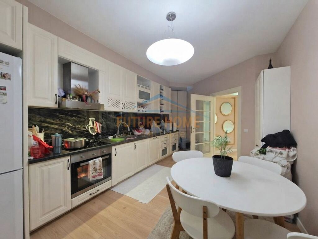 Qera, Apartament 2+1 me verande tek Rruga e Kosovareve!