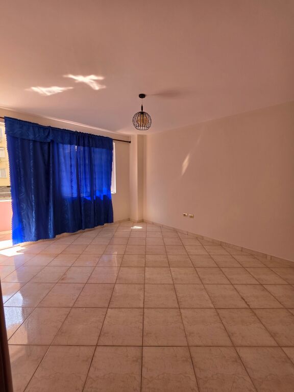 🏡 Apartament 2+1 me qera  📍 Misto Mame, Rruga Besim Alla, pallatet Çabej 💰 Çmimi: 35.000 Lekë/Muaj (i diskutueshëm)