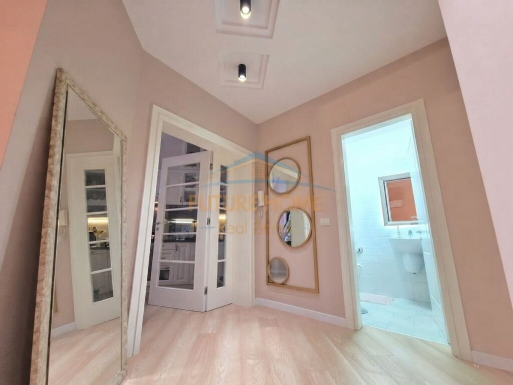 Qera, Apartament 2+1 me verande tek Rruga e Kosovareve!