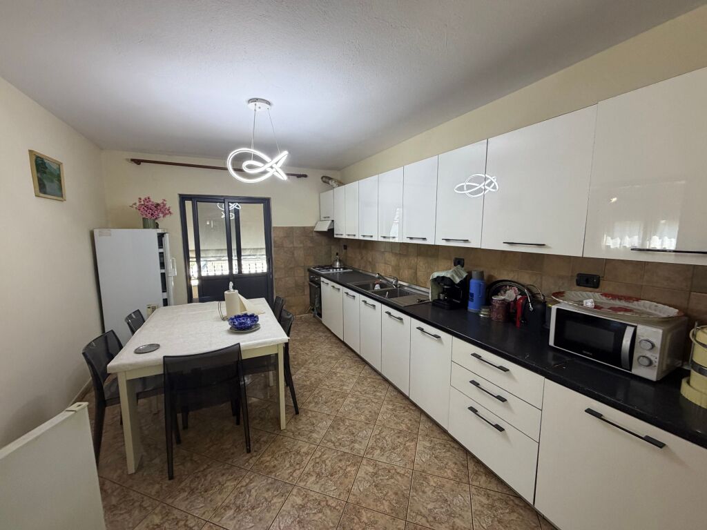 AFFITTASI APPARTAMENTO 2+1+2  📍 Posizione: Vicino al Vecchio Parco, vicino a Report Tv💶 Prezzo: 650 €/mese