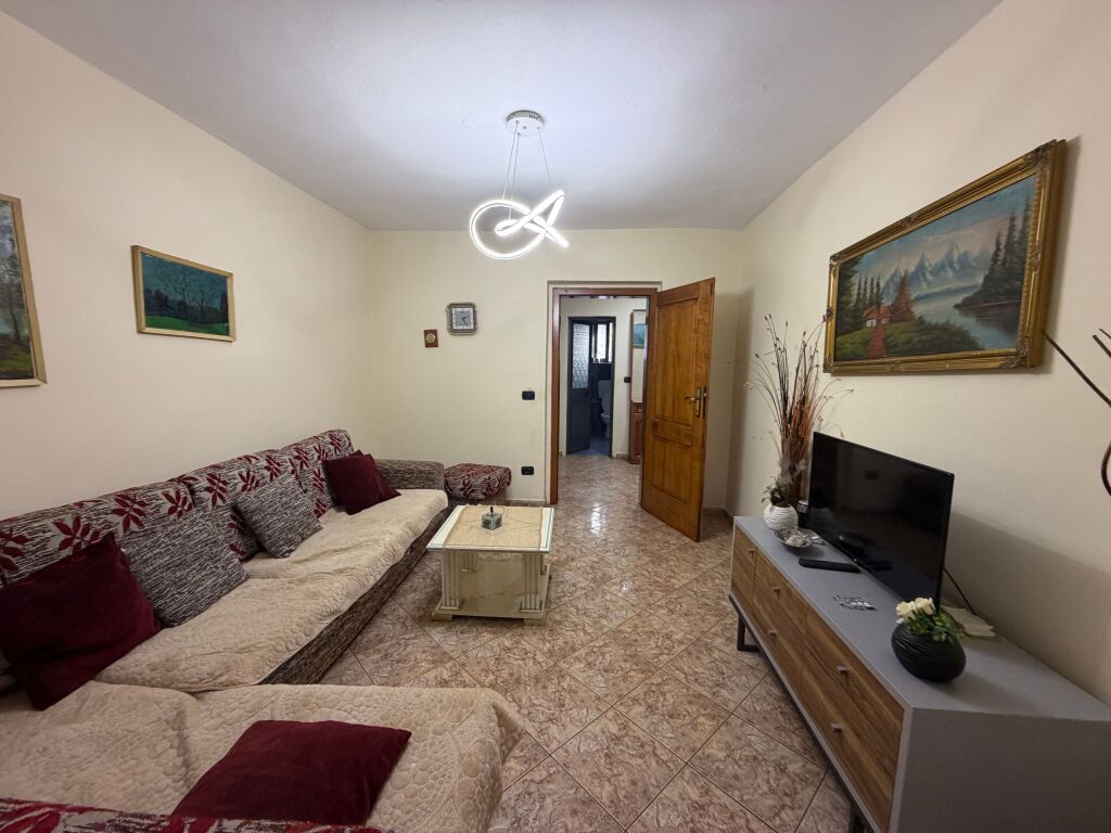 AFFITTASI APPARTAMENTO 2+1+2  📍 Posizione: Vicino al Vecchio Parco, vicino a Report Tv💶 Prezzo: 650 €/mese