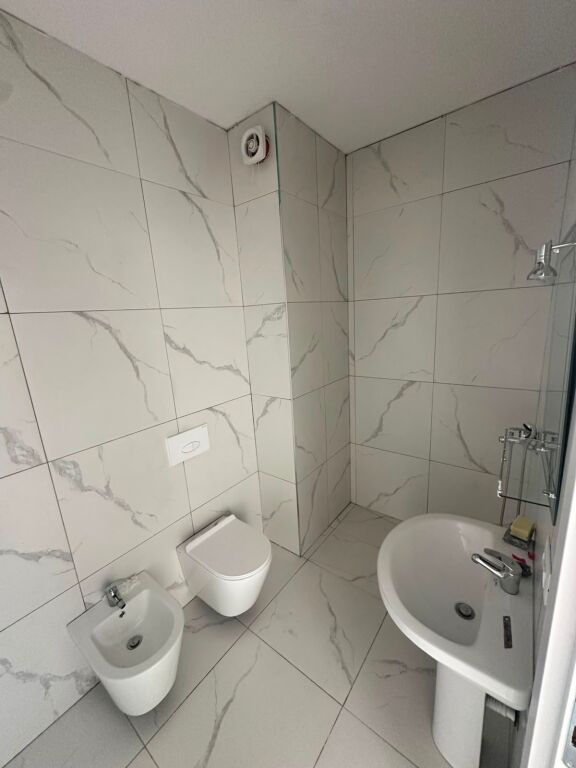 Shitet apartament 2+1 tek Univers City i mobiluar.