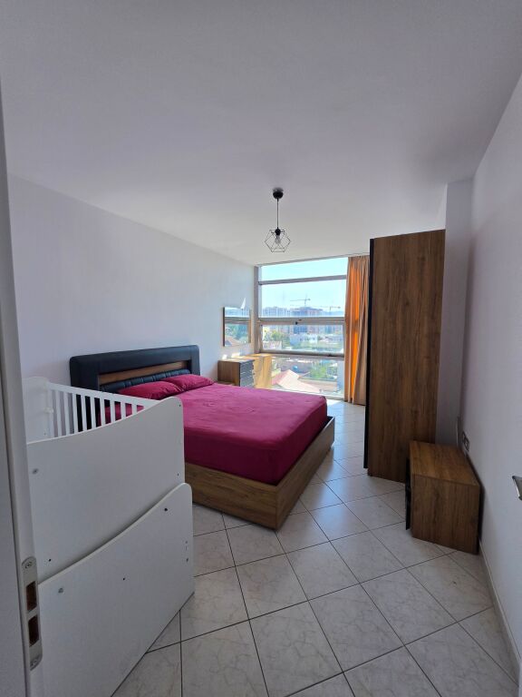 🏡 Apartament 2+1 me qera  📍Ish Dogana, pranë karburant Kastrati   🏢 Kati 5  🛗 Me ashensor  🛋️ I mobiluar  📐 Sipërfaqe: 108m² 🌿 Me ballkon   💰 Çmimi: 60.000 Lekë/Muaj  