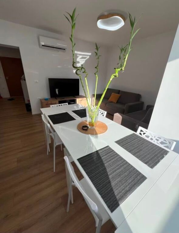 Jepet me qira 3+1+2 tualete prane Pazarit te Ri,🏷️75.000Leke