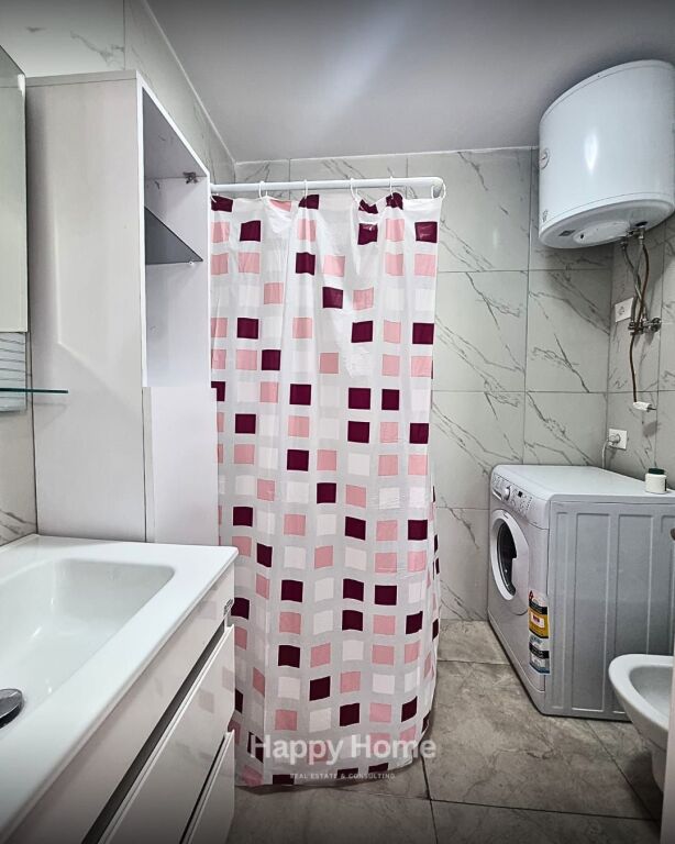 Esclusivo, affittasi appartamento 1+1 in Sheshi I Xhamllikut, Tirana. Costruzione di qualità, L'appartamento si trova in una posizione fantastica,  
