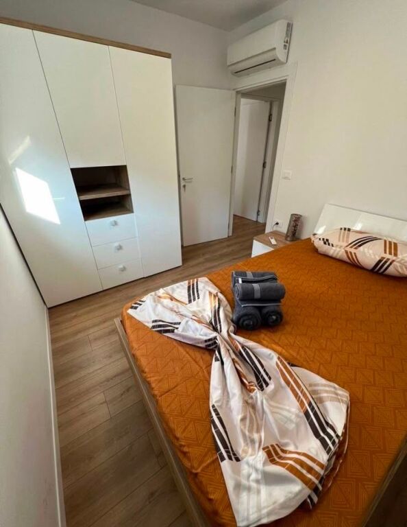Jepet me qira 3+1+2 tualete prane Pazarit te Ri,🏷️75.000Leke