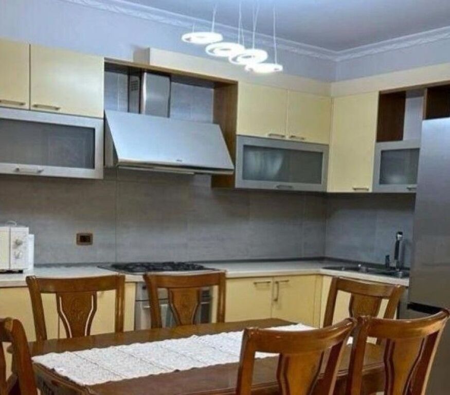Affittasi appartamento 2+1+2 in via Muhamet Gjollesha, vicino a Mondial, 21 Dicembre, via Kavaja, ex Parco degli Autobus.