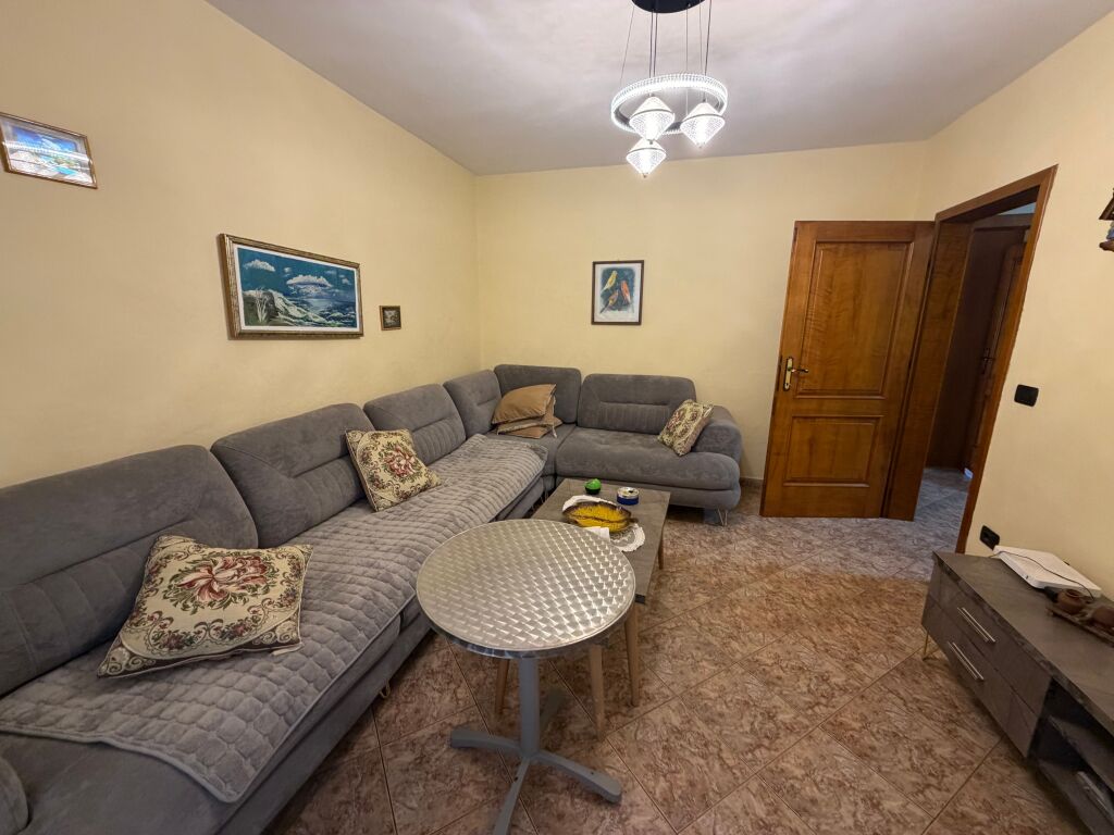 AFFITTASI APPARTAMENTO 2+1+2  📍 Posizione: Vicino al Vecchio Parco, vicino a Report Tv💶 Prezzo: 650 €/mese
