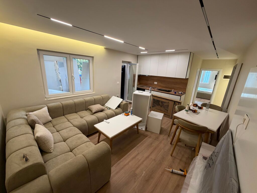 🏡 Shitet apartament 1+1, me verandë dhe parkim të sigurt përpara 📍 Rruga “Kongresi i Manastirit”, përballë Pediatrisë 📐 Sipërfaqe: 60 m² 🏢 Kati 1, pallat ekzistues pa ashensor 📄 Me hipotekë – mundësi blerjeje me kredi  ✨ Totalisht i rikonstruktuar me materiale cilësore, termoizolim me sistem kapot dhe mobilim modern luksoz. Apartamenti është i pabanuar më parë dhe gati për banim.  💰 Çmimi: 12,000,000 lekë (120 milionë lekë të vjetra)