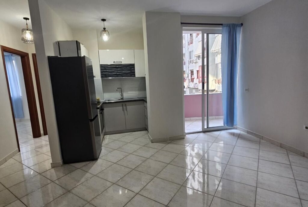 A Yzberisht, vicino ai Palazzi Çabej, si affitta appartamento 2+1!