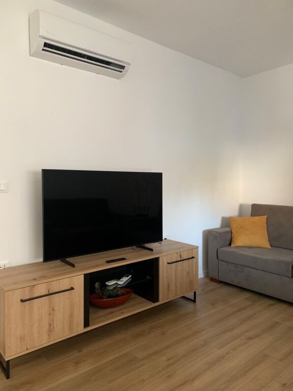 Jepet me qira 3+1+2 tualete prane Pazarit te Ri,🏷️75.000Leke