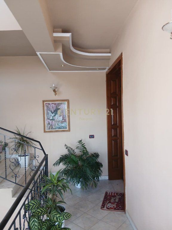 AFFITTASI 3 PIANI DI UNA VILLA  POSTI AUTO