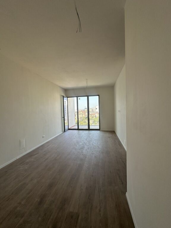 Shitet apartament 1+1 – Stacioni i Trenit, pranë Bulevardit !