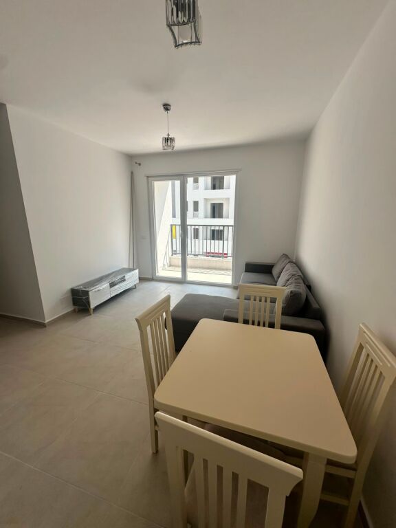 Shitet apartament 2+1 tek Univers City i mobiluar.