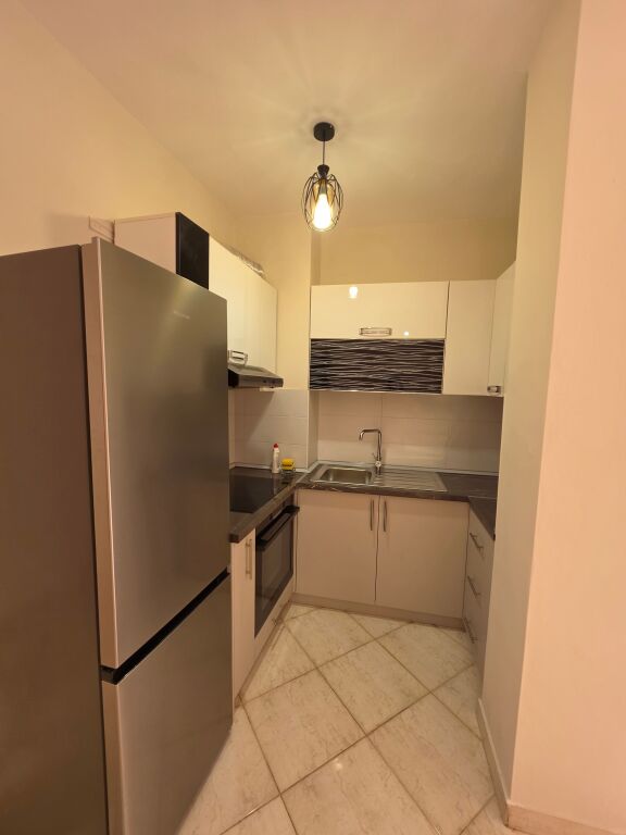 🏡 Apartament 2+1 me qera  📍 Misto Mame, Rruga Besim Alla, pallatet Çabej 💰 Çmimi: 35.000 Lekë/Muaj (i diskutueshëm)