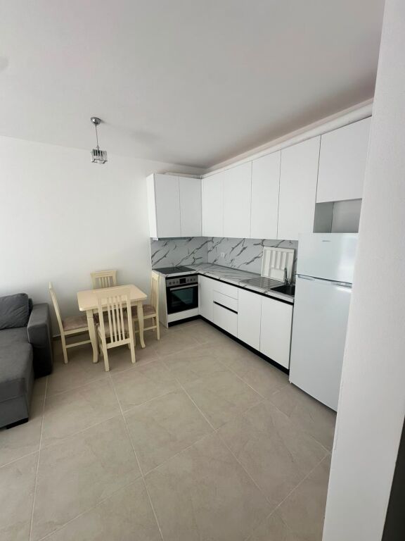 Shitet apartament 2+1 tek Univers City i mobiluar.