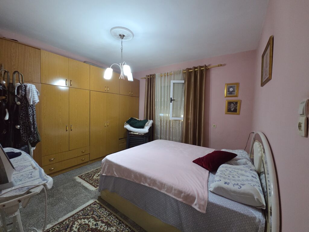 Shitje, Shtepi Private Bulevardi Bajram Curri