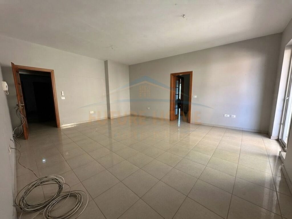 Qira, Ambjent Biznesi, Rruga e Bogdaneve, Tirane