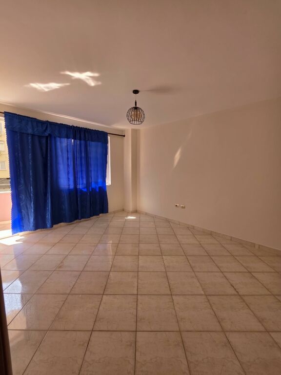 🏡 Apartament 2+1 me qera  📍 Misto Mame, Rruga Besim Alla, pallatet Çabej   🏢 Kati 2 🛗 Me ashensor  📐 Sipërfaqja: 76m²  💰 Çmimi: 35.000 Lekë/Muaj (i diskutueshëm)