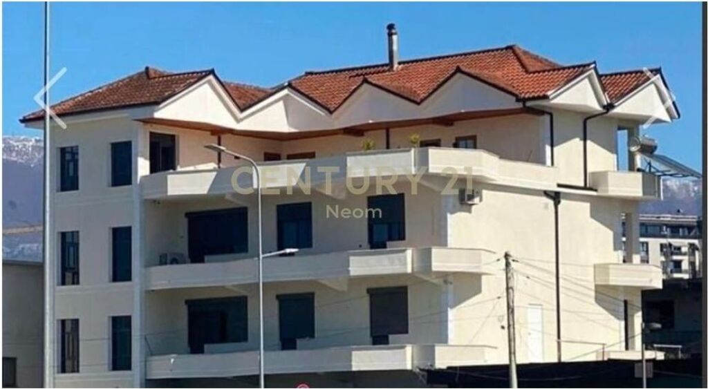 AFFITTASI 3 PIANI DI UNA VILLA  POSTI AUTO