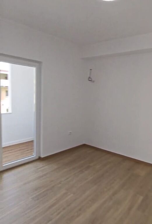 Shitet apartament 1+1+Ambient Gatimi tek Medreseja , Rruga 5 Maji , Rruga e Dibres .