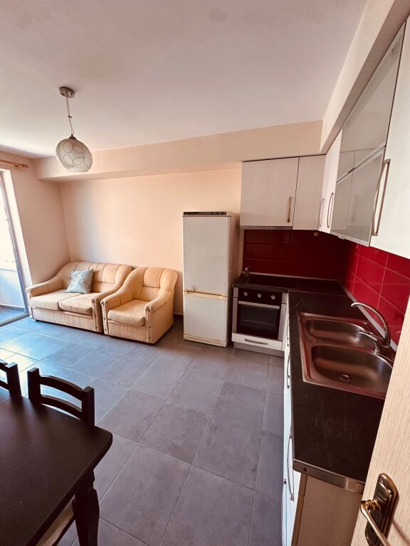 Apartament me qera prane Shkolles se Bashkuar
