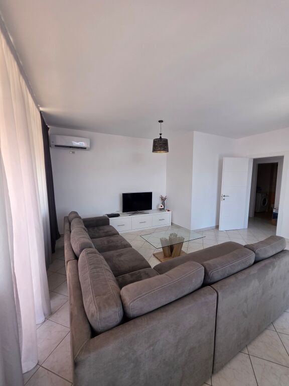 🏡 Apartament 2+1 me qera  📍Ish Dogana, pranë karburant Kastrati   🏢 Kati 5  🛗 Me ashensor  🛋️ I mobiluar  📐 Sipërfaqe: 108m² 🌿 Me ballkon   💰 Çmimi: 60.000 Lekë/Muaj  