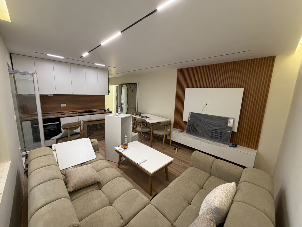 🏡 Shitet apartament 1+1, me verandë dhe parkim të sigurt përpara 📍 Rruga “Kongresi i Manastirit”, përballë Pediatrisë 📐 Sipërfaqe: 60 m² 🏢 Kati 1, pallat ekzistues pa ashensor 📄 Me hipotekë – mundësi blerjeje me kredi  ✨ Totalisht i rikonstruktuar me materiale cilësore, termoizolim me sistem kapot dhe mobilim modern luksoz. Apartamenti është i pabanuar më parë dhe gati për banim.  💰 Çmimi: 12,000,000 lekë (120 milionë lekë të vjetra)