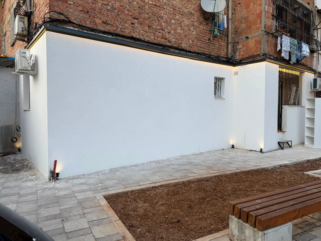 🏡 Shitet apartament 1+1, me verandë dhe parkim të sigurt përpara 📍 Rruga “Kongresi i Manastirit”, përballë Pediatrisë 📐 Sipërfaqe: 60 m² 🏢 Kati 1, pallat ekzistues pa ashensor 📄 Me hipotekë – mundësi blerjeje me kredi  ✨ Totalisht i rikonstruktuar me materiale cilësore, termoizolim me sistem kapot dhe mobilim modern luksoz. Apartamenti është i pabanuar më parë dhe gati për banim.  💰 Çmimi: 12,000,000 lekë (120 milionë lekë të vjetra)