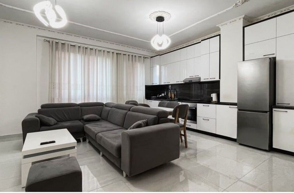 Jepet me qira apartament 2+1 pranë Uzinës Dinamo! 850 € /Muaj