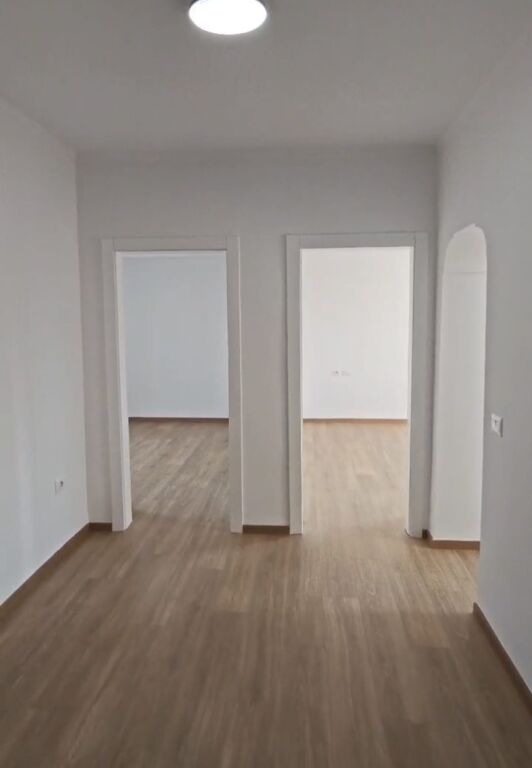 Shitet apartament 1+1+Ambient Gatimi tek Medreseja , Rruga 5 Maji , Rruga e Dibres .