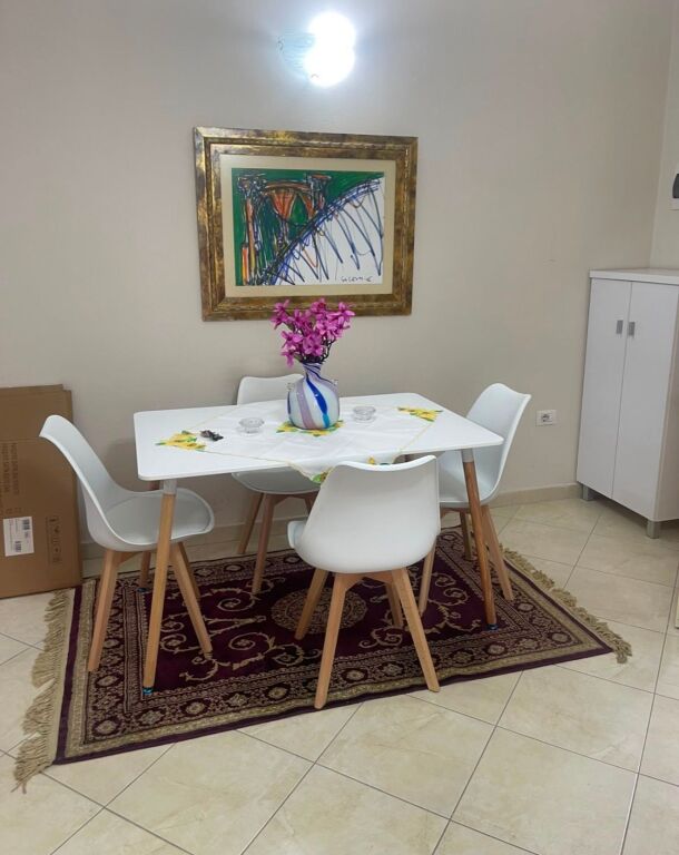 Stacioni i Trenit, jepet me qira apartament 1+1!
