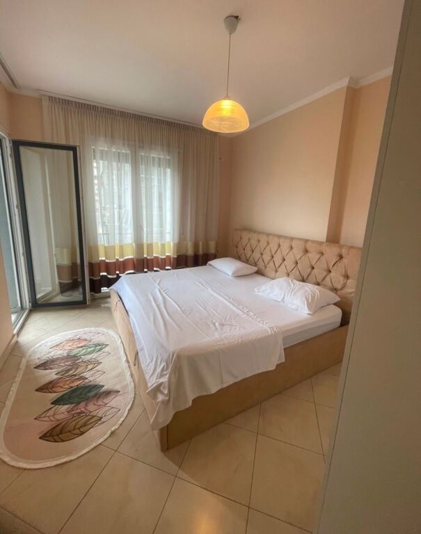 Stacioni i Trenit, jepet me qira apartament 1+1!