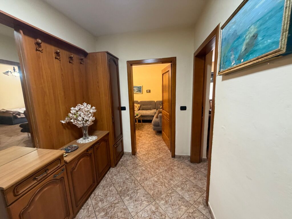 AFFITTASI APPARTAMENTO 2+1+2  📍 Posizione: Vicino al Vecchio Parco, vicino a Report Tv💶 Prezzo: 650 €/mese