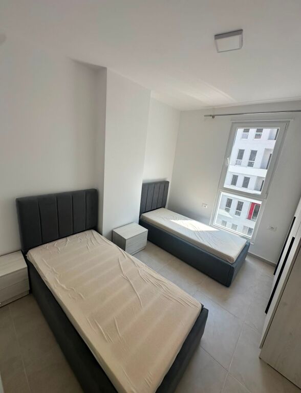 Shitet apartament 2+1 tek Univers City i mobiluar.