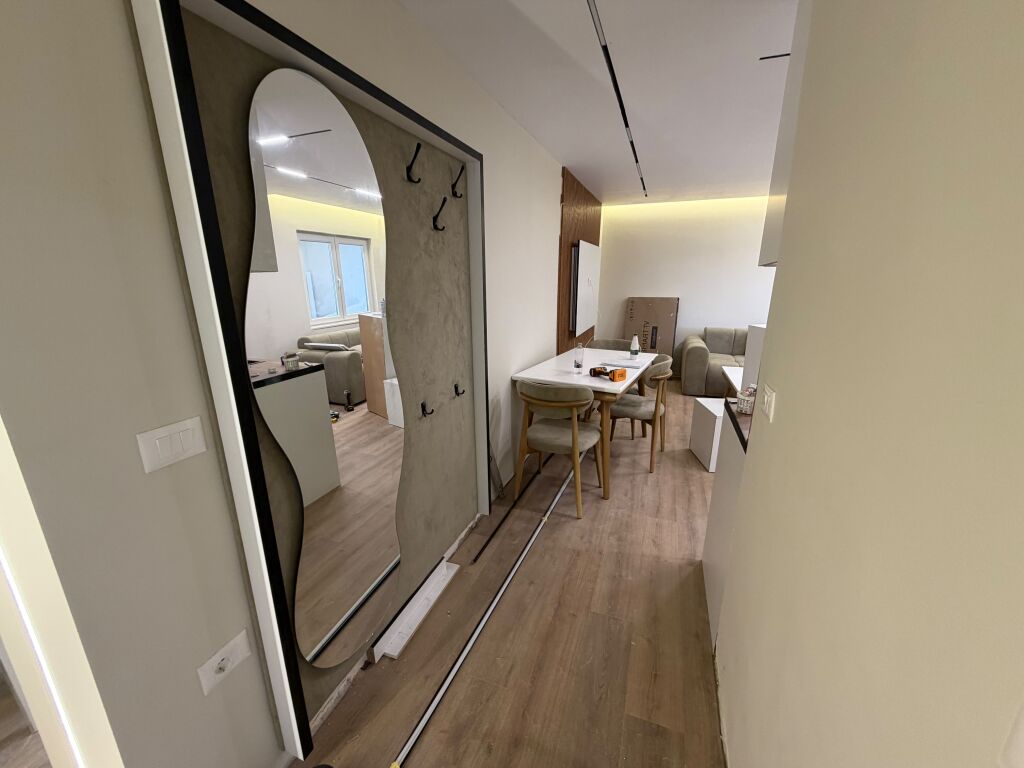 🏡 Shitet apartament 1+1, me verandë dhe parkim të sigurt përpara
