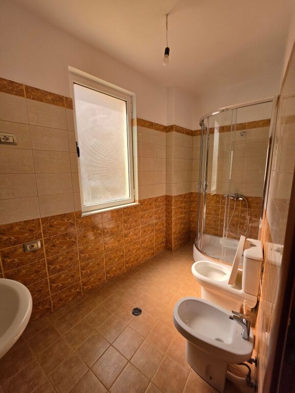 🏡 Apartament 2+1 me qera  📍 Misto Mame, Rruga Besim Alla, pallatet Çabej 💰 Çmimi: 35.000 Lekë/Muaj (i diskutueshëm)