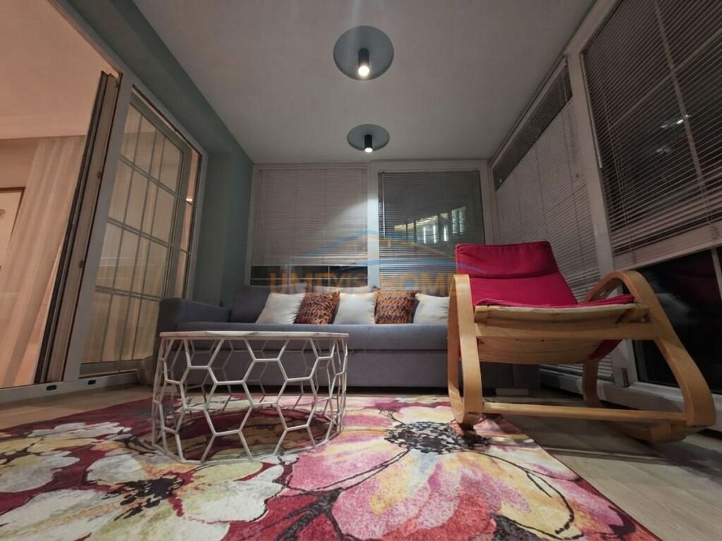 Qera, Apartament 2+1 me verande tek Rruga e Kosovareve!