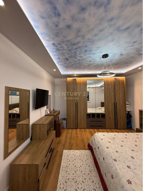 PRIVATE HOUSE + SHOP FOR SALE | PORCELAN