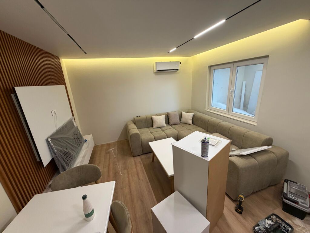 🏡 Shitet apartament 1+1, me verandë dhe parkim të sigurt përpara